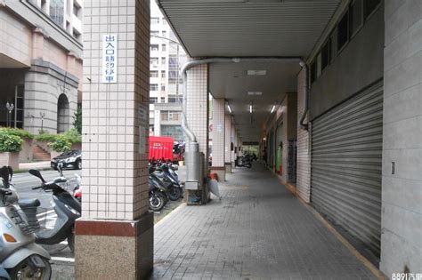 大樓騎樓|道路、人行道、騎樓、退縮地使用原則